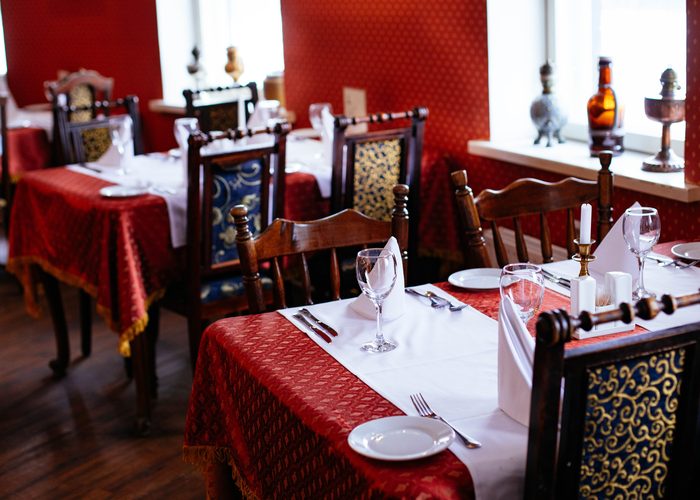 Salón de un restaurante con mesas