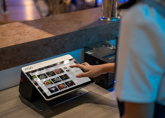 Dueño de restaurante revisando una tablet