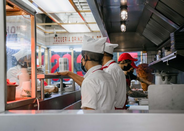 Cocina de restaurante en plena operación